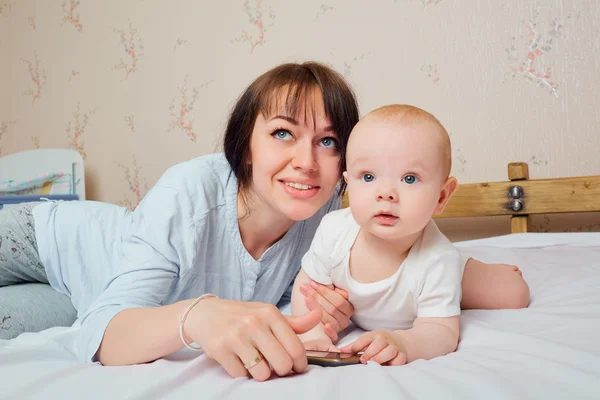 Portret van een gelukkige moeder en baby. — Stockfoto