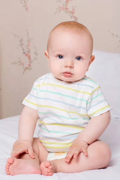 Criança, conceito de felicidade do bebê. Bonito menino senta-se calmamente no — Fotografia de Stock