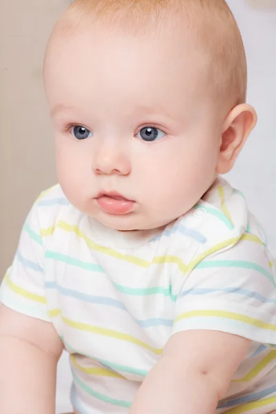 Criança, conceito de felicidade do bebê. Bonito menino senta-se calmamente no — Fotografia de Stock