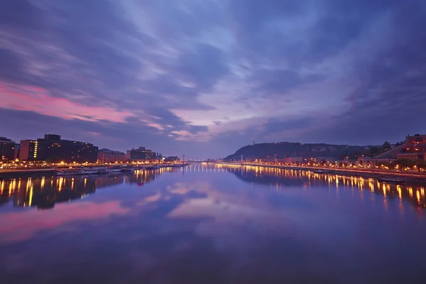 Maďarsko. Večerní panorama Budapešti při západu slunce. — Stock fotografie