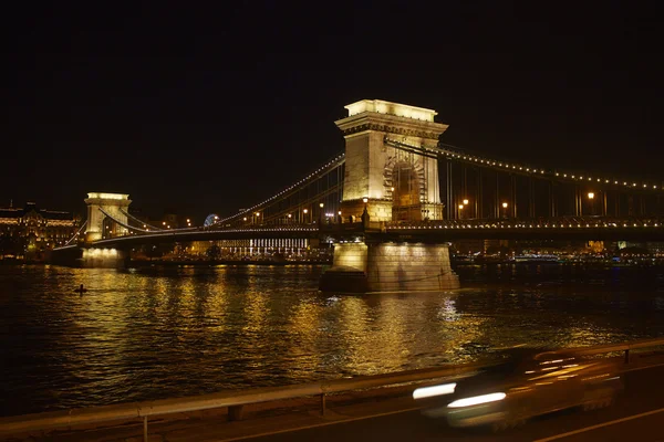 Nattvisning av Szechenyi Kedjebron. Budapest, huvudstad — Stockfoto