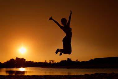 Açık arka görüş ile dairesel sıçramasına genç bir kadın 