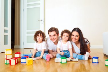 Üstten Görünüm mutlu bir aile. Anne, baba ve kızı yatan