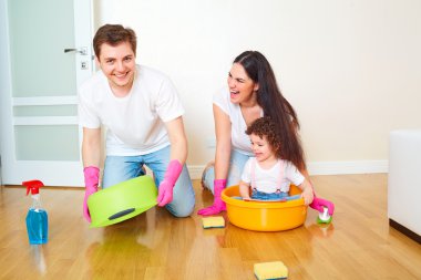 Üstten Görünüm mutlu bir aile. Anne, baba ve kızı yatan