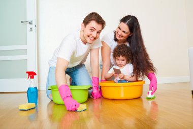 Üstten Görünüm mutlu bir aile. Anne, baba ve kızı yatan