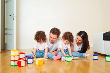 Üstten Görünüm mutlu bir aile. Anne, baba ve kızı yatan