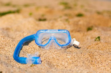 Scuba dalış ekipmanı sarı deniz kum plaj.