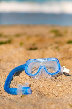 Scuba dalış ekipmanı sarı deniz kum plaj.