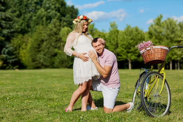 임신의 개념. 사랑하는 임신 한 부부 에 a 공원 와 — 스톡 사진