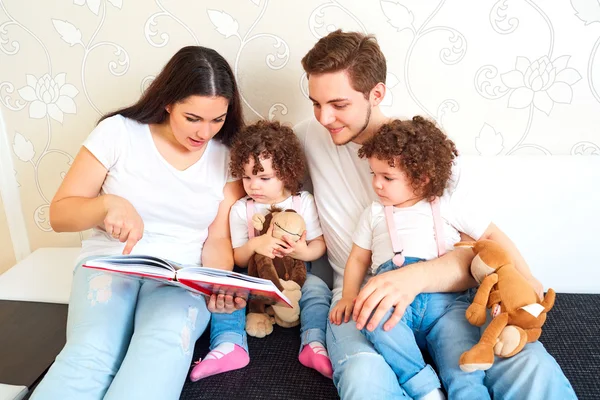 Pohled shora šťastné rodiny. Matka, otec a dcera leží na — Stock fotografie