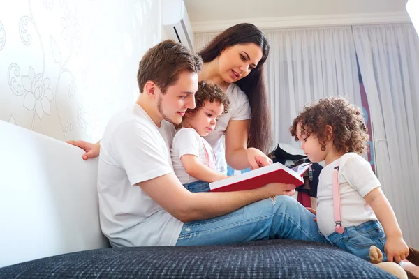 Vista superior de uma família feliz. Mãe, pai e filha deitados — Fotografia de Stock