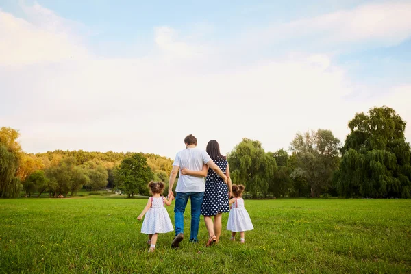 Genç aile açık havada p çimlere yatan bir kitap okuma — Stok fotoğraf