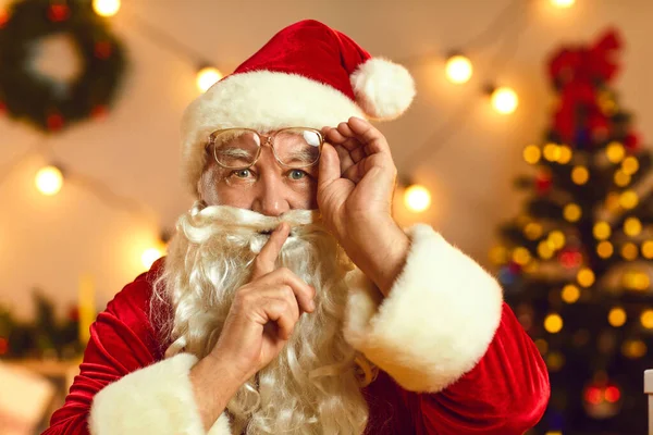 Święty Mikołaj mówi Cicho podczas rozmowy wideo, prosząc nas o zachowanie cudownego, magicznego sekretu — Zdjęcie stockowe