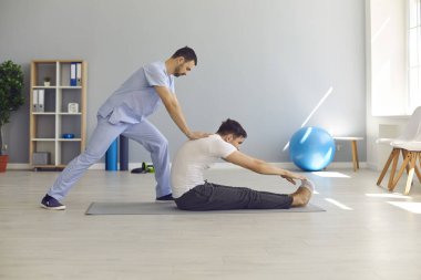Osteopat hastaları geriyor ve hastalar için rehabilitasyon merkezi yapıyor.