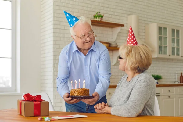 Felice coppia di anziani che festeggia il loro anniversario o il compleanno delle mogli a casa — Foto Stock
