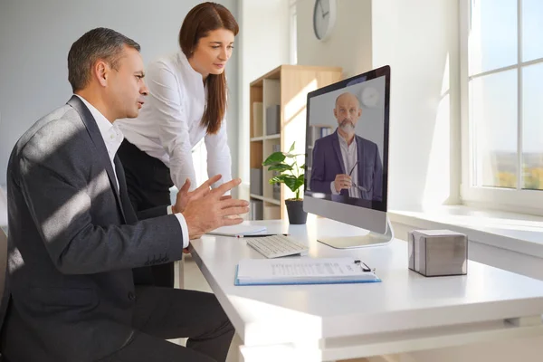 Hombre y mujer de forma remota proporcionar asesoramiento profesional e ideas y asesorar al cliente en su orden. —  Fotos de Stock