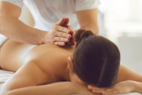 Mãos de quiroprático profissional fazendo massagem relaxante manual para a mulher — Fotografia de Stock