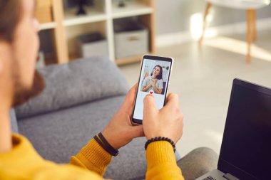 Bekar bir genç kız arkadaş aramak için modern mobil flört uygulaması kullanıyor.