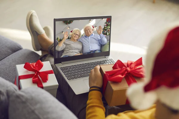 Yetişkin bir çocuk Noel günü ebeveynlerine hediye ve video sunar. — Stok fotoğraf