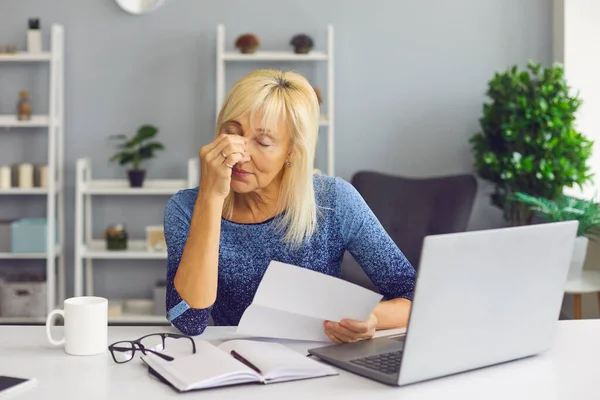 Mujer mayor cansada recibiendo notificación de bancarrota o carta de rechazo y llorando —  Fotos de Stock