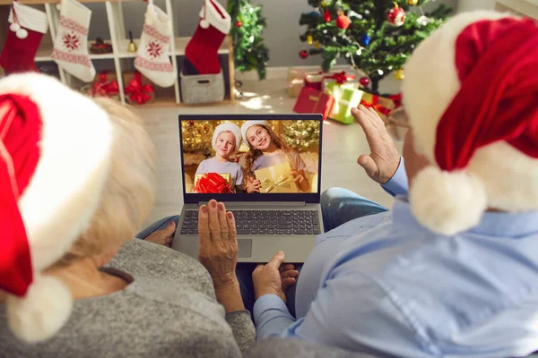 Noel Baba şapkası videosundaki büyükanneler ve büyükbabalar Noel günü torunlarına — Stok fotoğraf