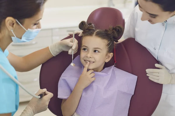 Opieka stomatologiczna i leczenie. Dentyzm dziecięcy. Biuro dentystyczne. — Zdjęcie stockowe