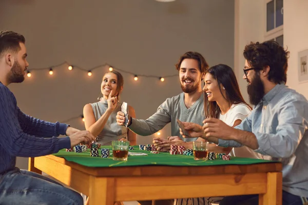 Grupo de amigos de jogo sentar-se em uma mesa em casa e jogar poker enquanto desfruta da noite. — Fotografia de Stock
