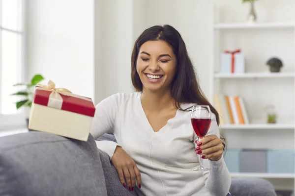 Rindo jovem segurando copo de vinho ou champanhe durante videocall celebração on-line — Fotografia de Stock