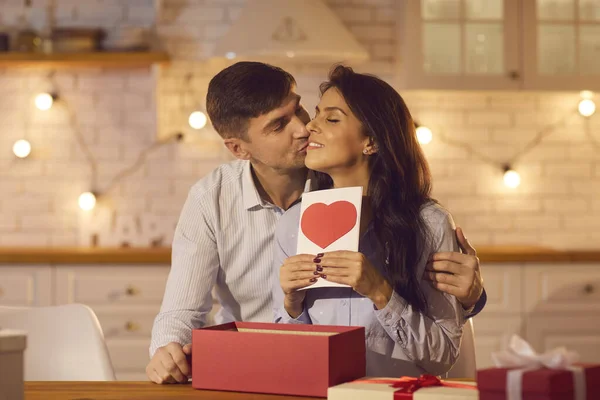 Pareja feliz celebrando el Día de San Valentín en casa y disfrutando pasar tiempo juntos. — Foto de Stock