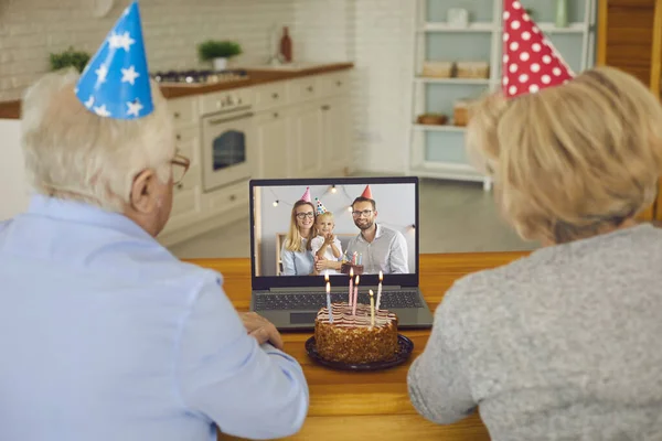 Vidéo de grands-parents appelant leur petit-enfant et lui souhaitant un joyeux anniversaire — Photo
