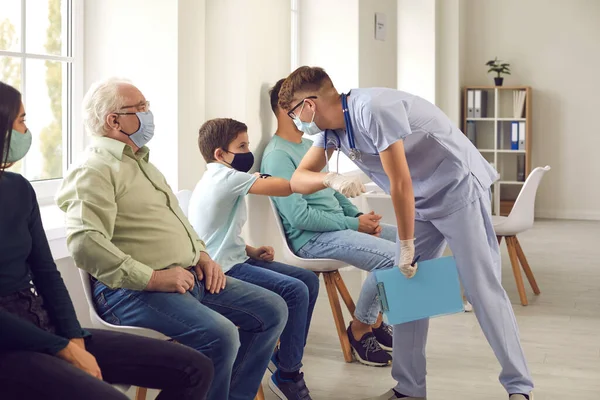 Diverse people wearing medical face masks waiting in line to get flu or Covid-19 shot — Stock Photo, Image