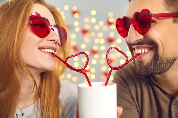 Jovem feliz e mulher apaixonada desfrutando de bebida de uma xícara em um encontro divertido no Dia de São Valentim — Fotografia de Stock