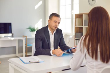 İnsan kaynakları müdürü, kendine güvenen kadın adaylarla iş görüşmesi yapıyor..