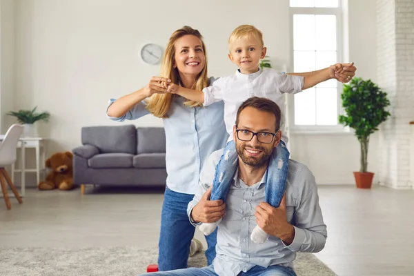 Gelukkig jong gezin brengen tijd samen door in de woonkamer van hun nieuwe studio appartement — Stockfoto