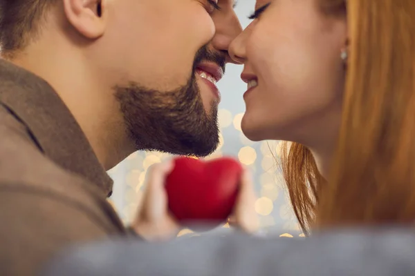 Coppia felice innamorata che si bacia e si gode il giorno di San Valentino insieme — Foto Stock