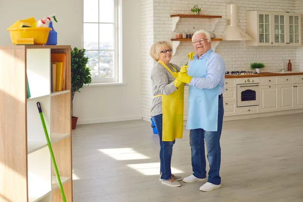 Heureux mature romantique couple debout et danser après nettoyage maison ensemble — Photo
