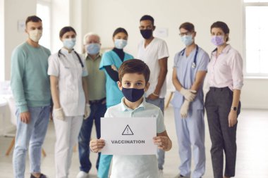 Çocuk, elinde aşı işareti olan yetişkinler tarafından destekleniyor ve sizden aşı almanızı istiyor.