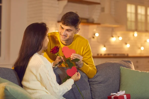 Homem dá uma rosa, um presente e namorados para sua amada mulher em honra do Dia dos Namorados. — Fotografia de Stock