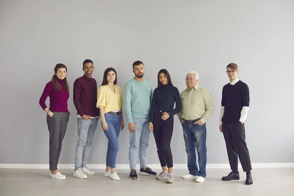 Gruppo di persone diverse in abiti casual in piedi insieme e guardando la fotocamera — Foto Stock