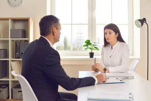 Mulher gerente profissional de recursos humanos escuta atentamente o homem que veio para conseguir um emprego. — Fotografia de Stock