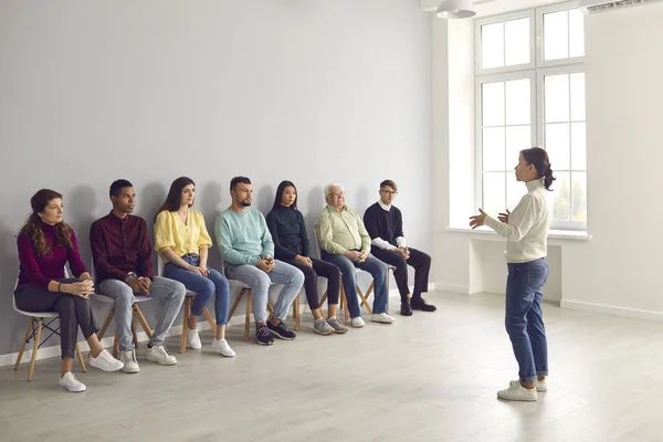 Mulher conversando com grupo de pessoas, convidando para o evento do clube ou chamando a atenção para questões sociais — Fotografia de Stock