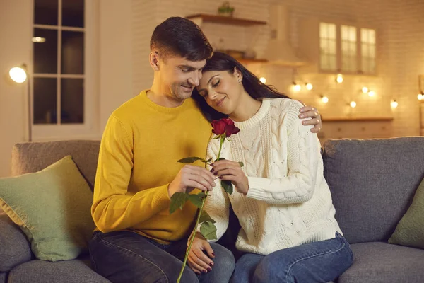 활짝 웃고 있는 젊은 여자붉은 장미를 껴안고 있는 남자 친구의 사랑의 상징으로 — 스톡 사진