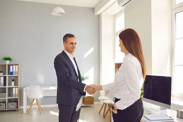 Felices personas de negocios exitosas que se reúnen en la oficina y se saludan con un apretón de manos — Foto de Stock