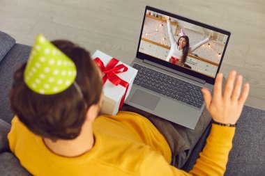 Mutlu genç çift özel bir olayı kutluyor ve video aracılığıyla online parti veriyorlar.