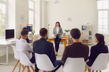 Ofis çalışanlarının arkasından iş arkadaşlarını dinlerken görüntüler.