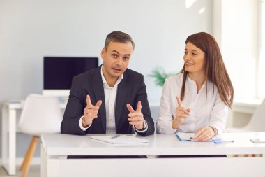 Pozitif iş teknik direktörleri veya siyaset uzmanları konuşma yapıyor ve deneyim ve görüşlerini paylaşıyorlar