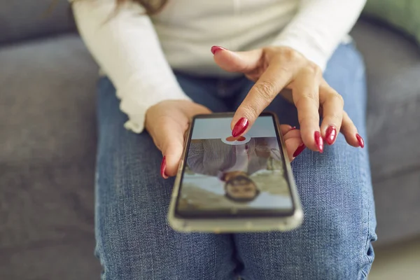 Mulher solteira à procura de namorado e dando gosta de homens foto de perfil no namoro aplicativo — Fotografia de Stock