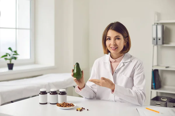 Professionele diëtist vertellen over de voordelen van gezonde voeding met voedingssupplementen — Stockfoto