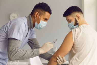 Doktor COVID-19 'a karşı aşı yapmaya hazır.