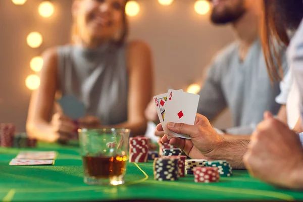 Ás e rei aka Big Slick na mão de homem sentado à mesa de cartas entre amigos jogando poker — Fotografia de Stock